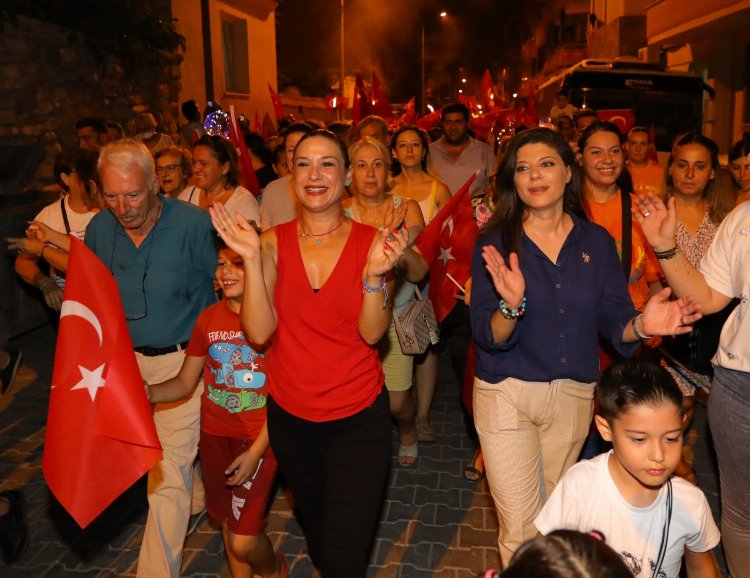 İzmir Efes Selçuk'tan gökyüzüne kırmızı-beyaz balonlar bırakıldı 1