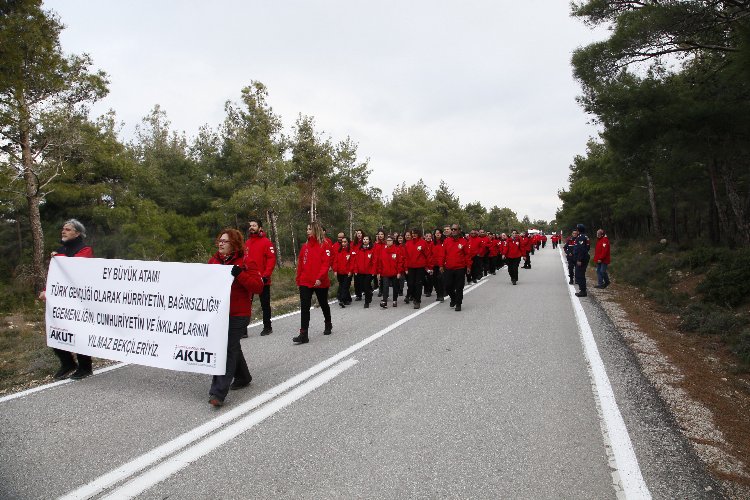 AKUT gönüllüleri Çanakkale şehitleri için yürüdü 1