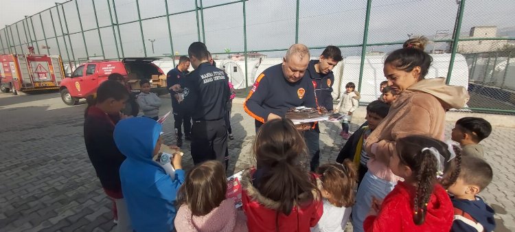 Manisa İtfaiyesi, çadır kentteki çocukları sevindirdi 1