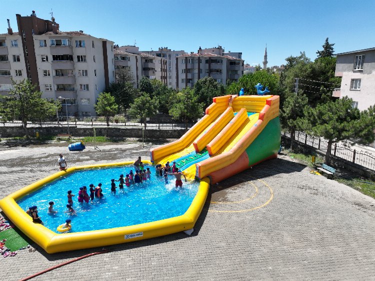 Bursa'da okul bahçeleri çocukları serinletiyor! 2