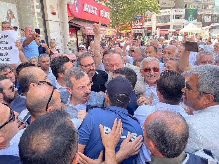 Bursa'da zam protestosunda bidonlu arbede! 1