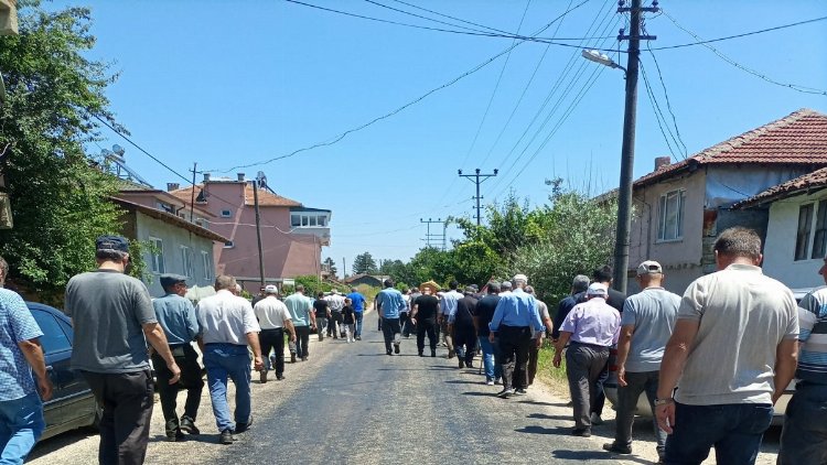 Eriyen asfaltta mezarlığa güçlükle ulaştılar... Terlikler yola yapıştı! 1