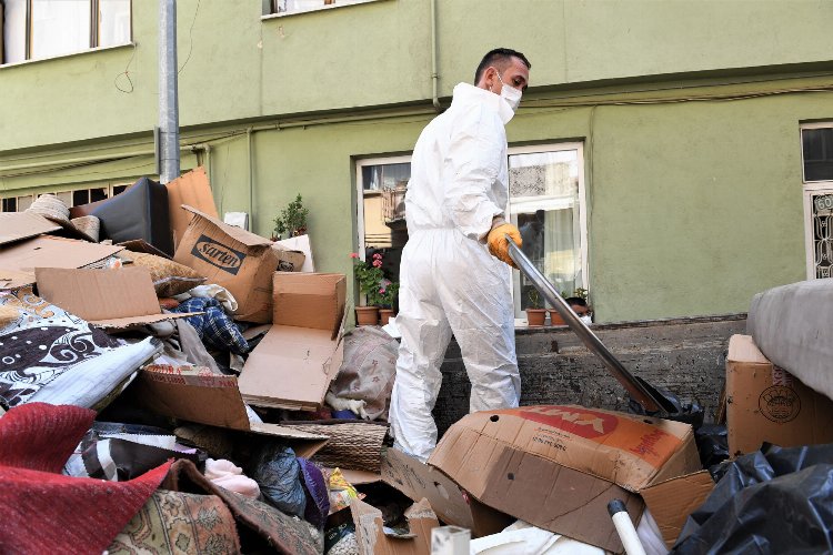 Bursa Osmangazi'de yine çöp ev... 2 kamyon eşya çıktı 3