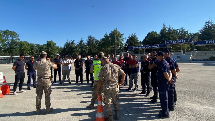 Bursa'da itfaiye personeline 'ileri sürüş' eğitimi 1