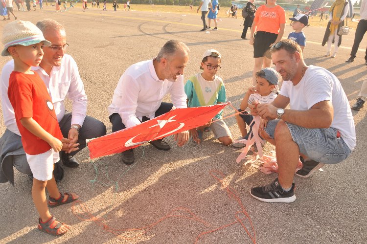 Bursa'da 'Zafer'e özel uçurtma şenliği 4