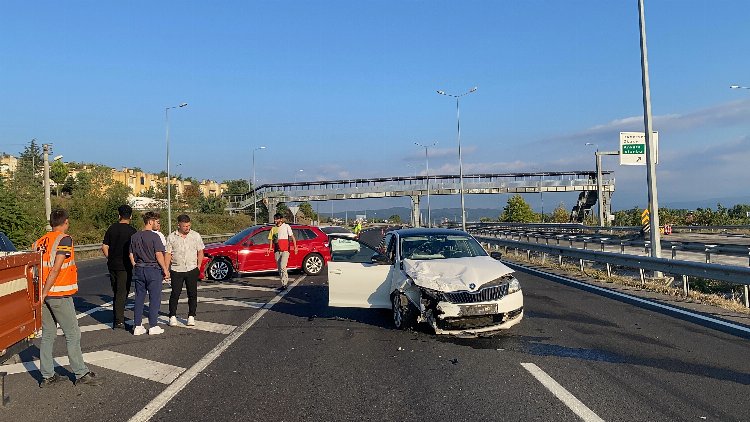 Düzce'de trafik kazası... Hava yastıkları kurtardı 1