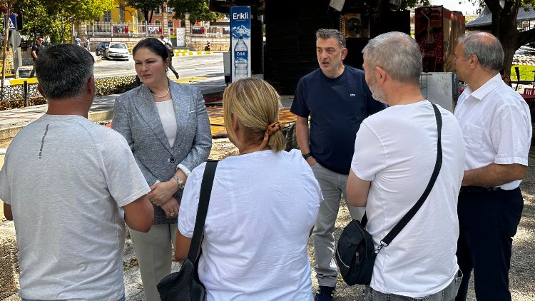 Edirne'de yanan dükkan sahiplerine AK Parti'den ziyaret 1