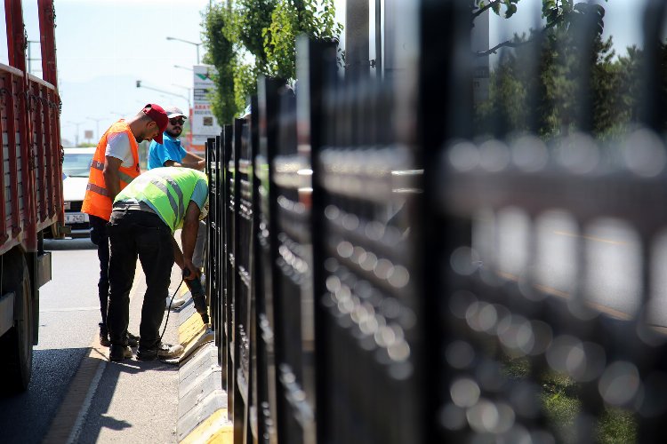 Sakarya'da yayaların hayatına plastik bariyer 1