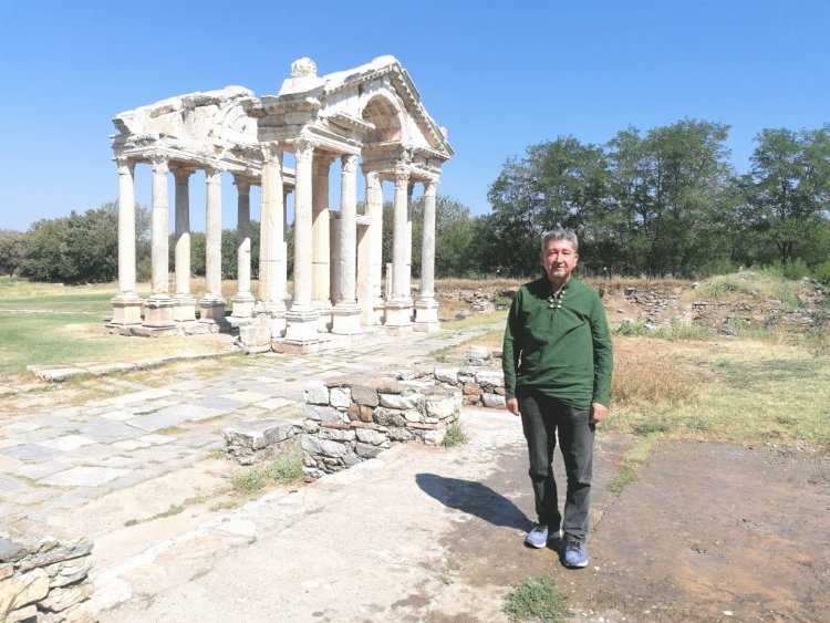 Tarihçi Rıdvan Şükür Afrodisias'ı adım adım gezdi 1