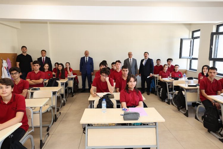 Gebze'de Başkan Büyükgöz öğrencilerle bayrak töreninde 1