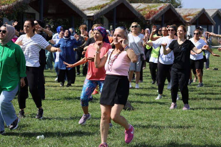 İzmitli kadınlar zumba ile eğlenerek spor yaptı 1