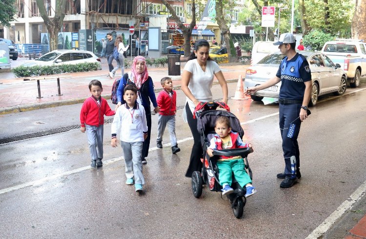 Kocaeli'de okulların ilk gününde Zabıta görev başında 1