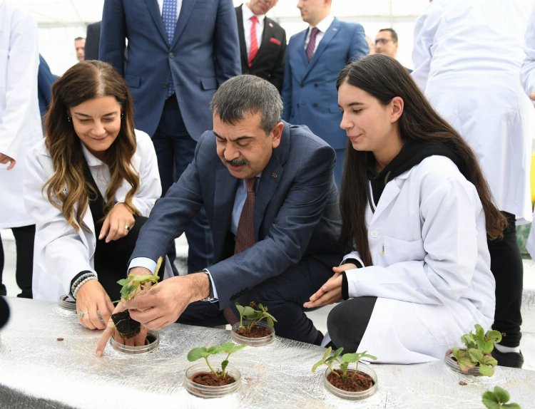 Bakan Tekin eğitimi Kocaeli'den değerlendirdi 1