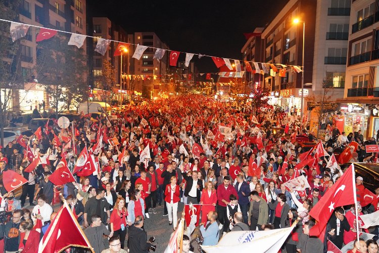 Beylikdüzü'nde binlerce kişi 100. yıl için yürüdü 1