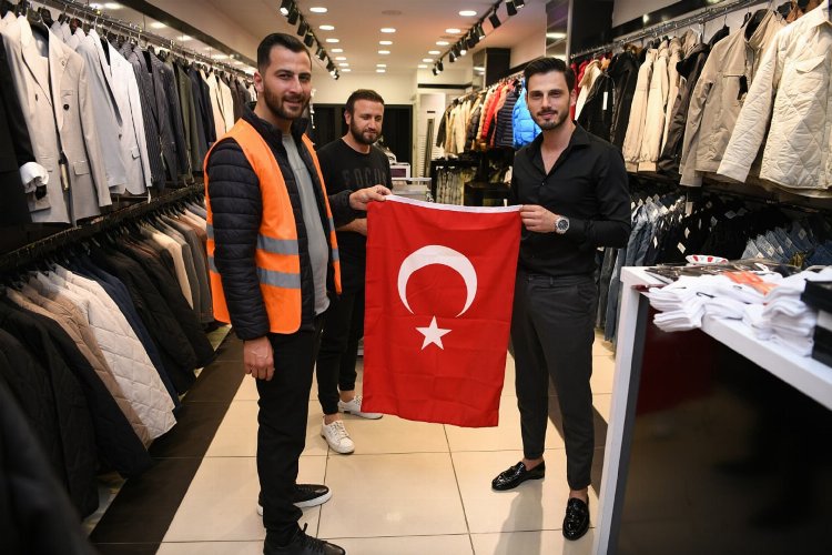 Çayırova'dan esnaf ve vatandaşlara Türk Bayrağı 1