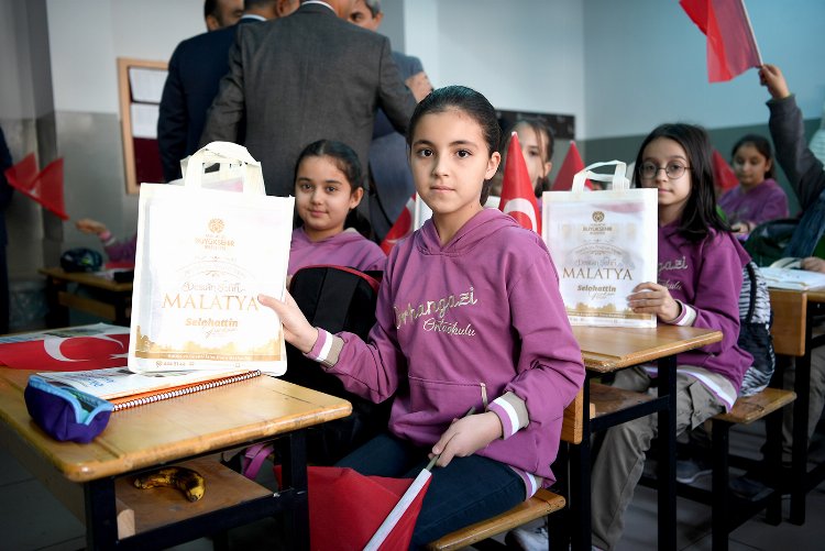 Malatya'da ortaokul öğrencilerine kitap desteği 1