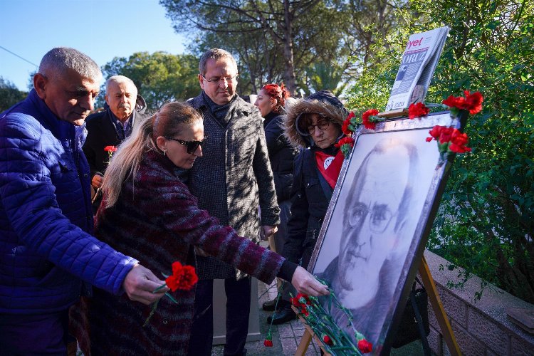 Ayvalık'taki evi önünde Uğur Mumcu'ya anma 1