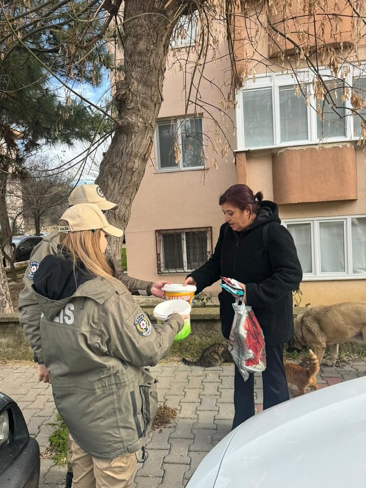 Keşan'da polis ekipleri sokak hayvanlarını besledi 1