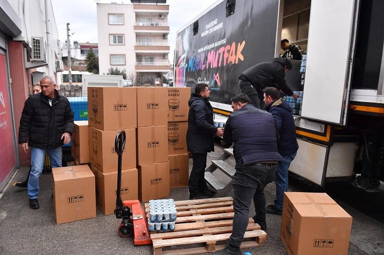 Mersin Büyükşehir Belediyesi'nden depremzedelere destek 1