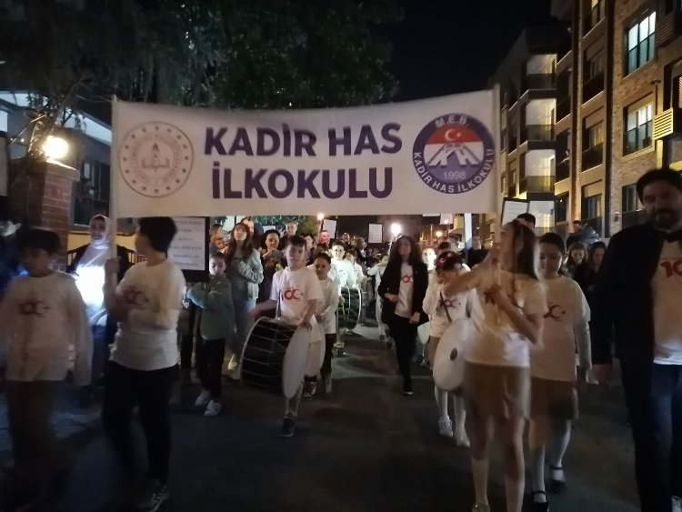 İstanbul'da öğrencilerden iftar sonrası renkli fener alayı 1